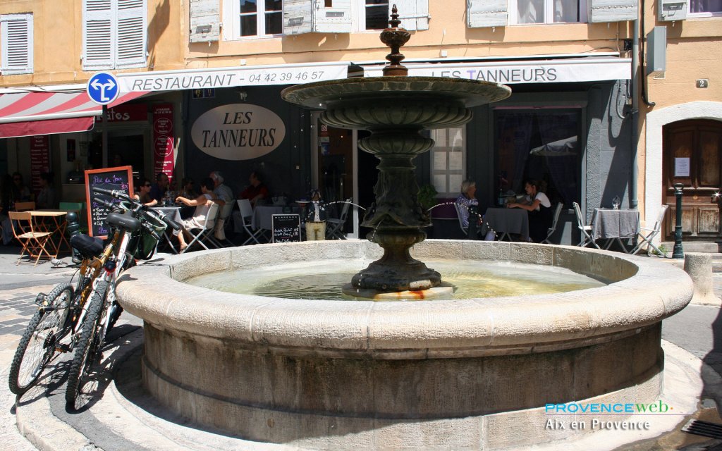 Fontaine devant un caf&eacute;.