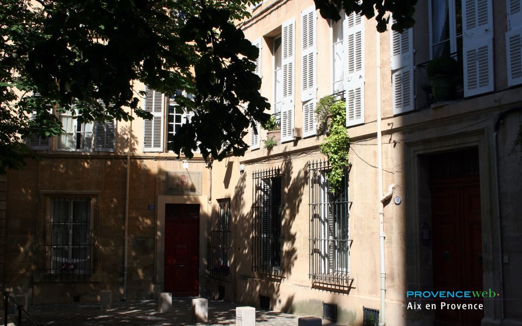 Petite place ombrag&eacute;e.