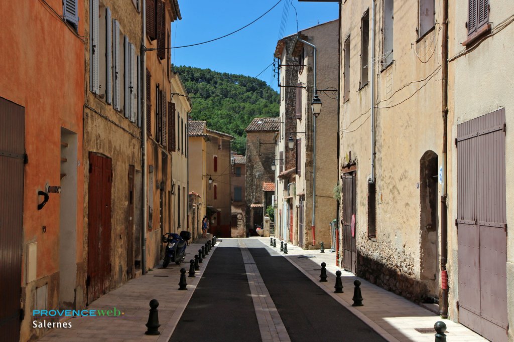 Rue &agrave; Salernes.