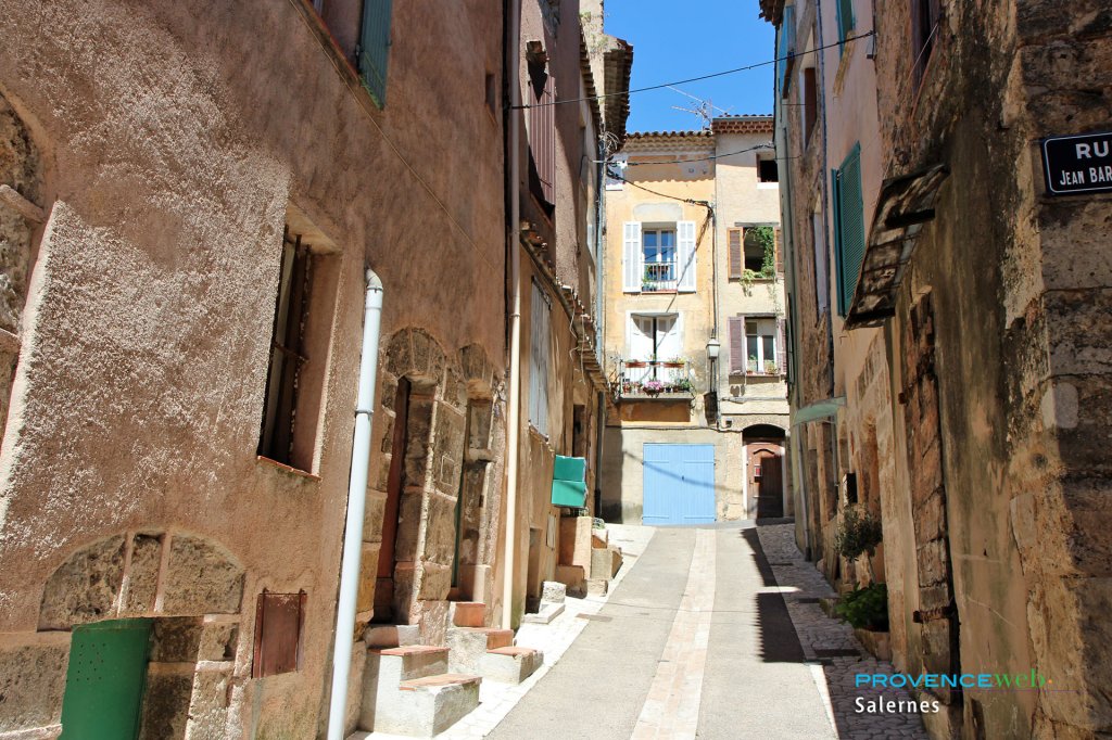 Ruelle dans Salernes.