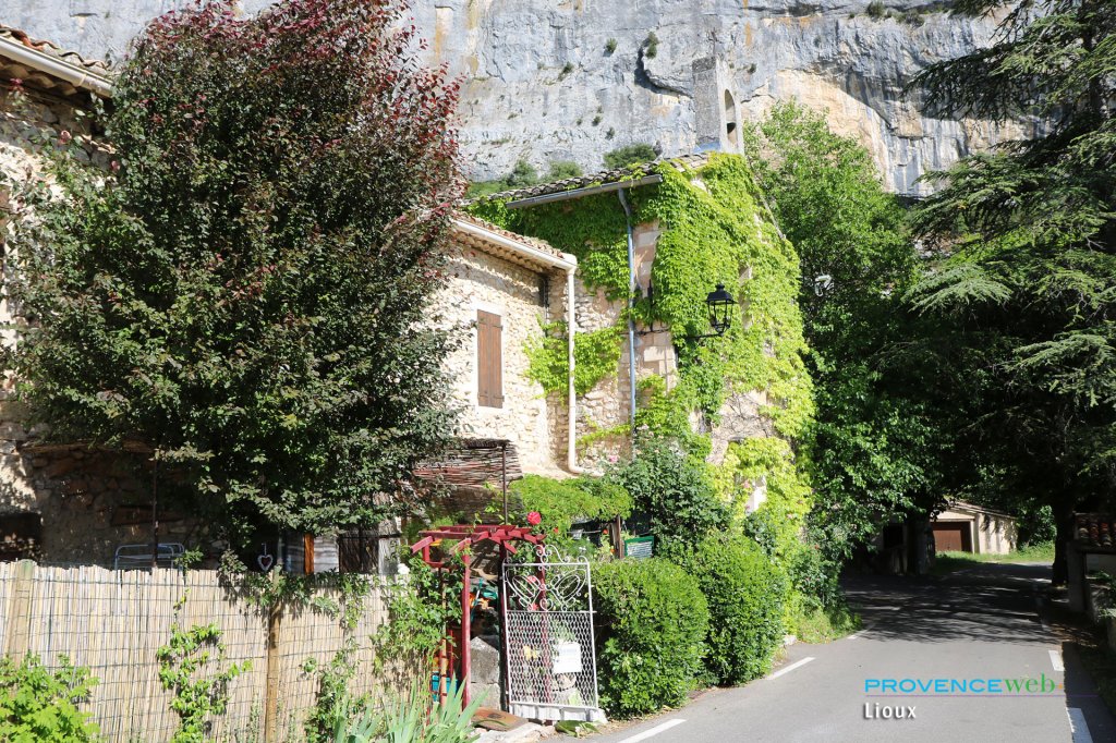 Lioux Village in the Luberon Vaucluse Provence Web France