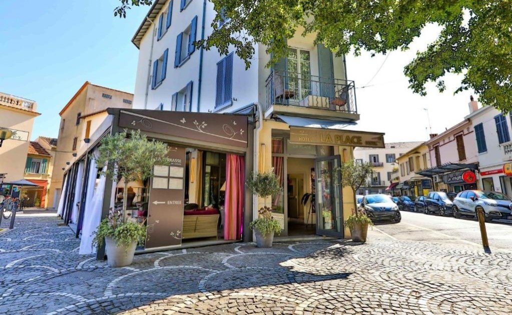 L'Hotel La Place.
