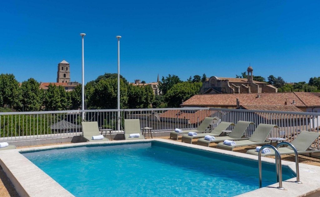 Piscine rooftop du Mercure Arles Centre Ar&egrave;nes.
