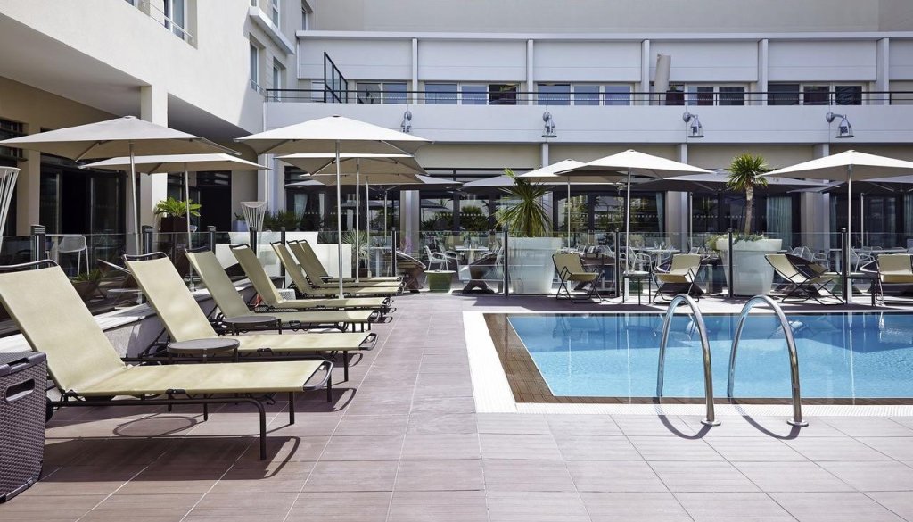 Piscine du Novotel d'Avignon.