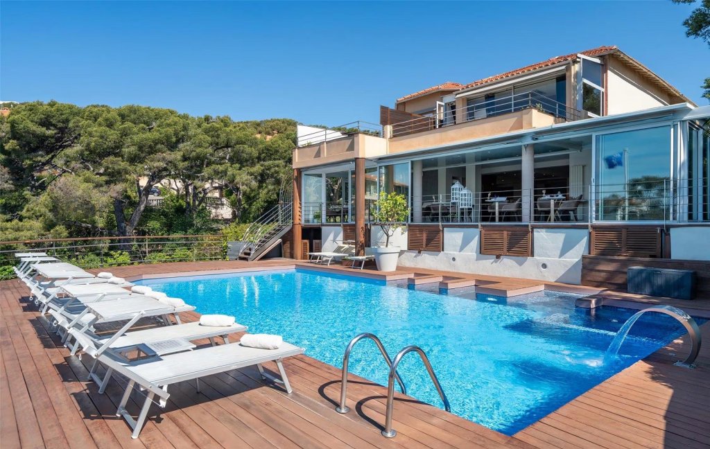 Piscine du Best Western La Rade.