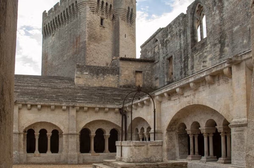 Cour int&eacute;rieure de l'abbaye.