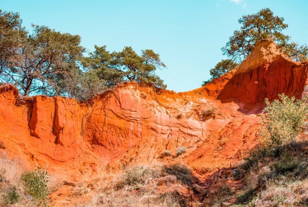 Falaise d'ocre au Colorado Proven&ccedil;al.