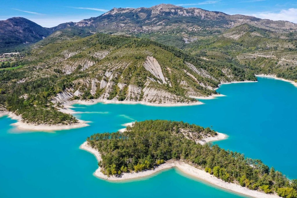 Le Lac de Castillon et ses eaux turquoises.