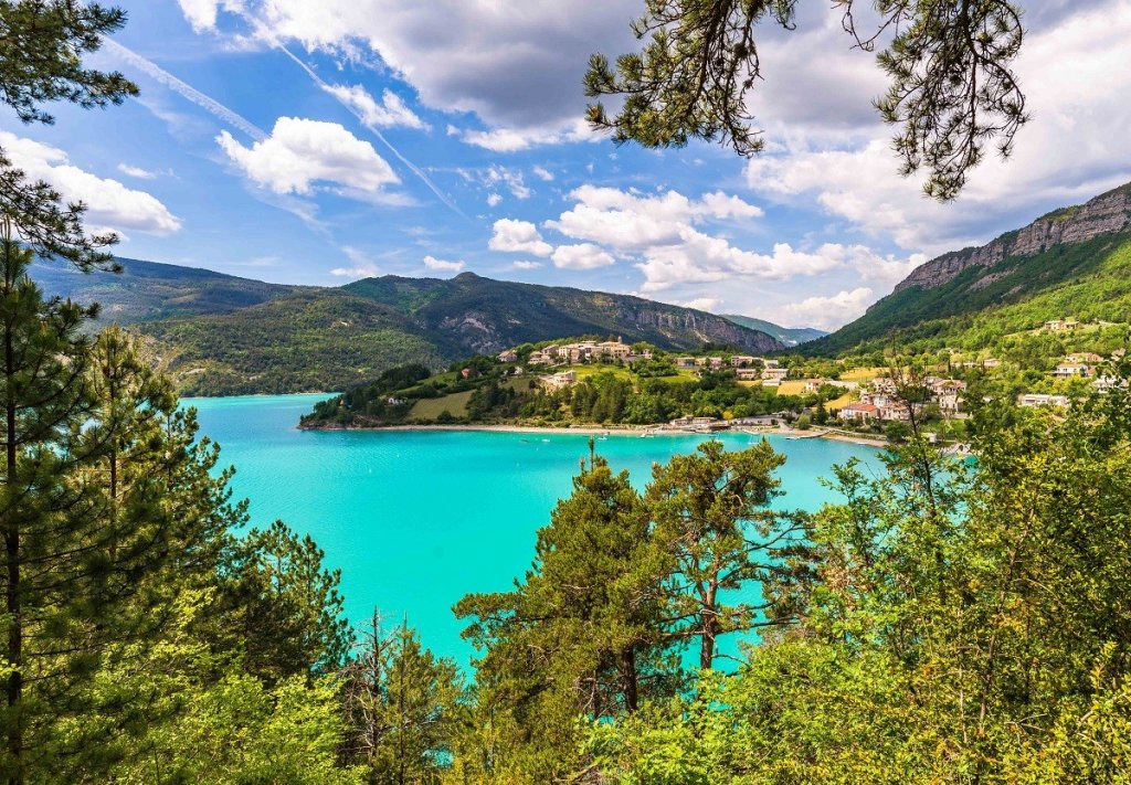 Le Lac de Castillon dans les Alpes de Haute Provence.
