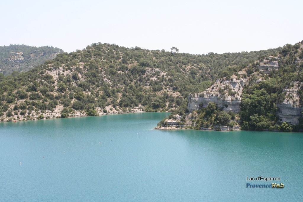 Eaux turquoises du Lac d'Esparron.