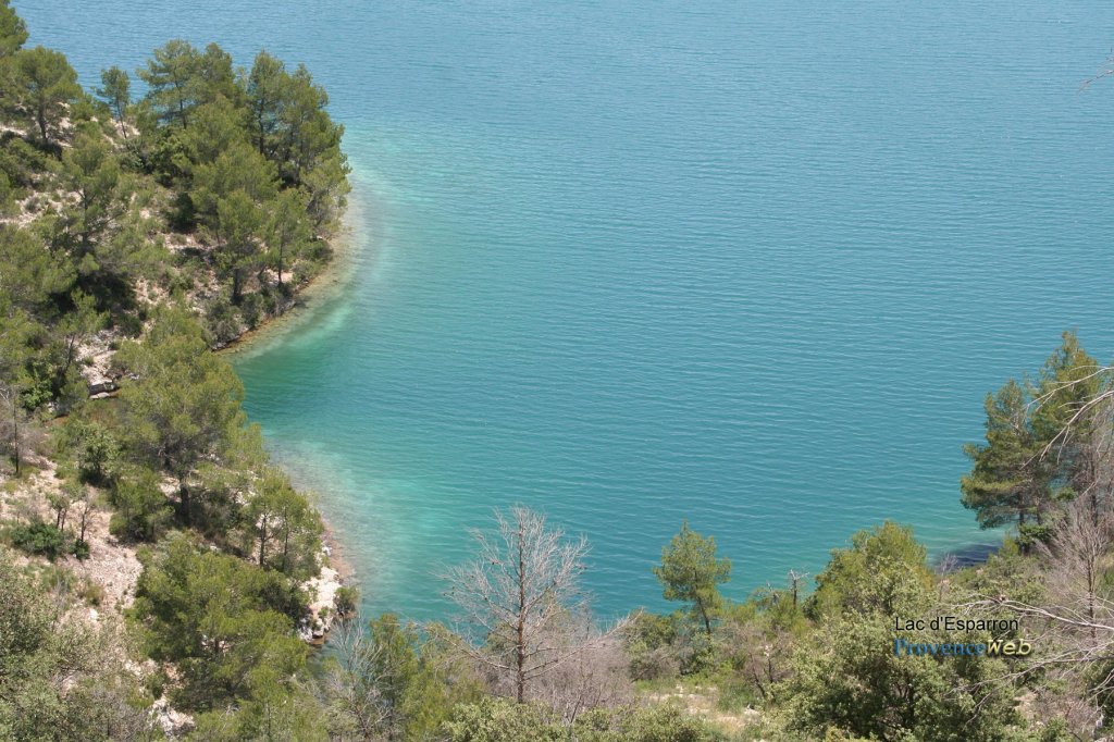 Plage au lac d'Esparron.