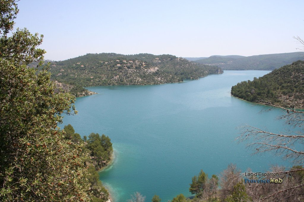Le superbe lac d'Esparron.