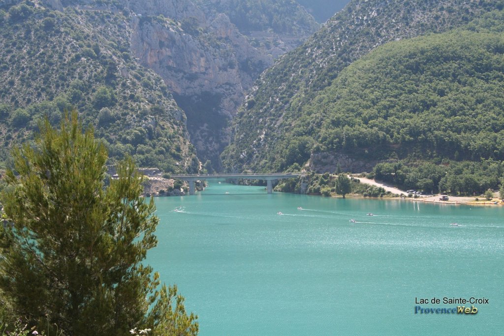 Pont sur le Lac de Sainte Croix.