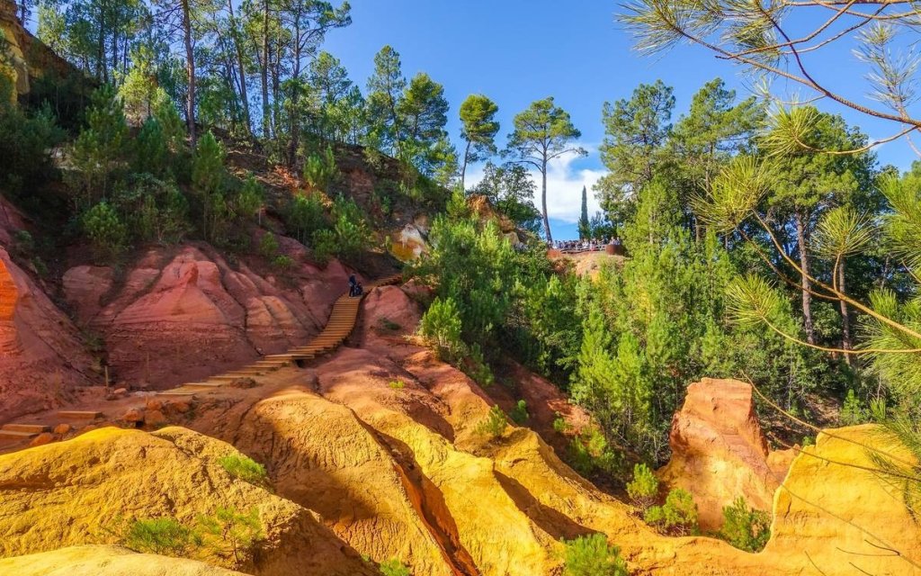 Sentier balis&eacute; dans les ocres de Roussillon.