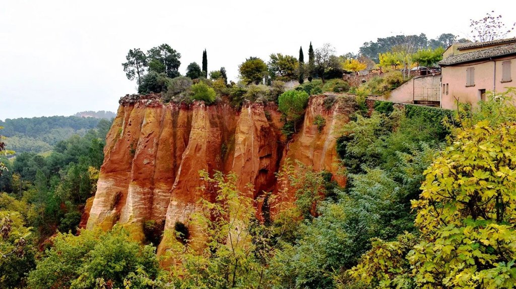 Falaises d'ocre &agrave; Roussillon.