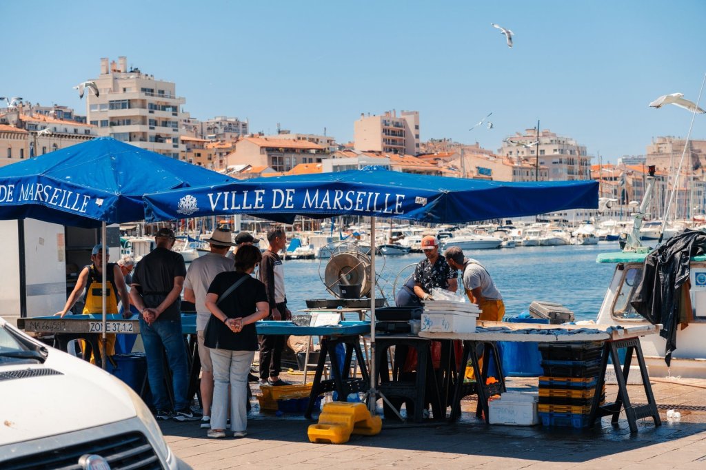 Poissonneries sur le Vieux Port de Marseille.