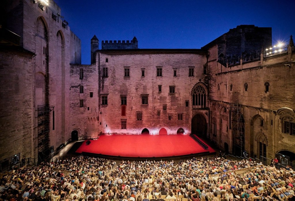 Le Festival d'Avignon en Juillet.