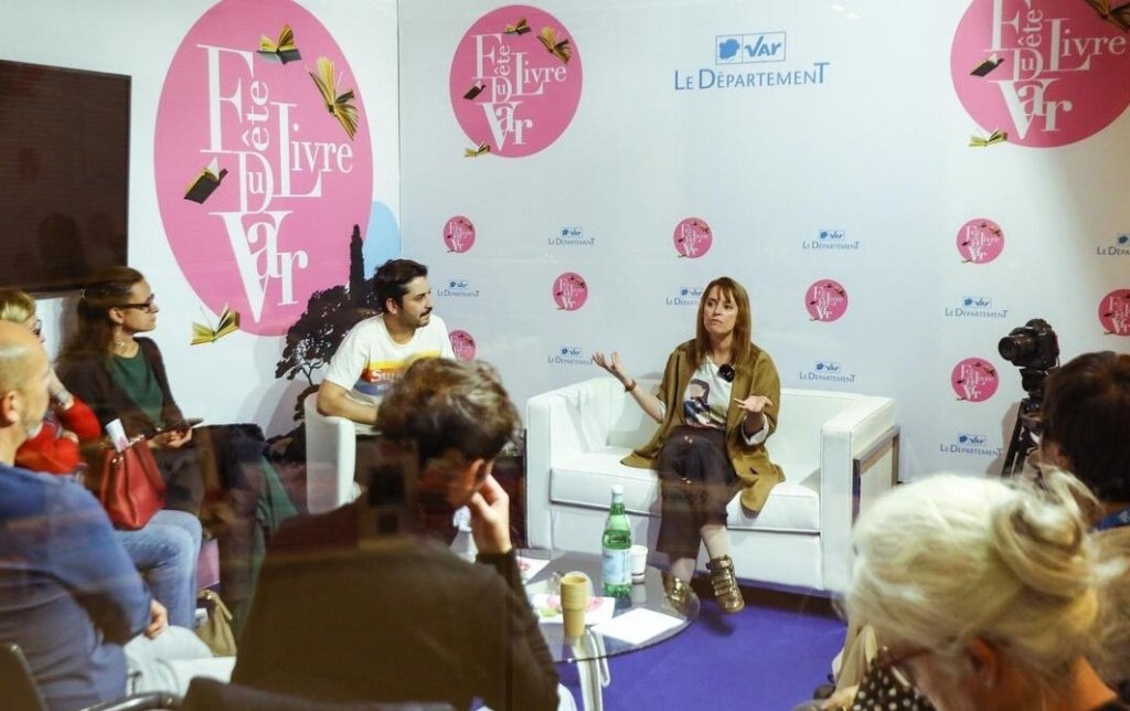 Conf&eacute;rence d'Aur&eacute;lie Valognes &agrave; la F&ecirc;te du livre du Var.