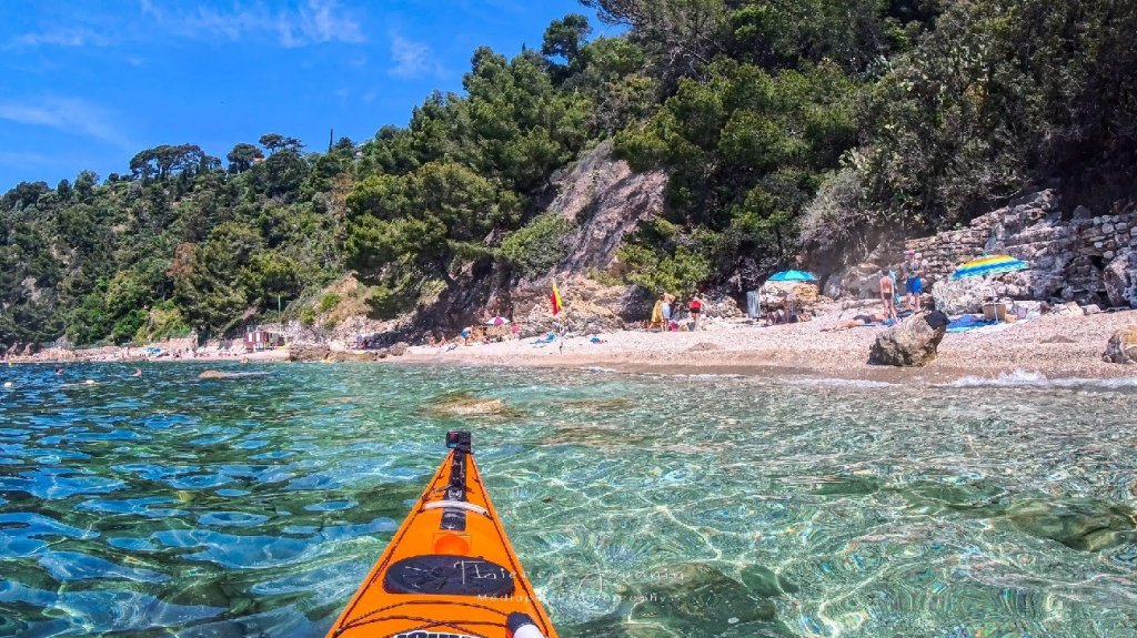Kayak sur la plage du Mourillon.