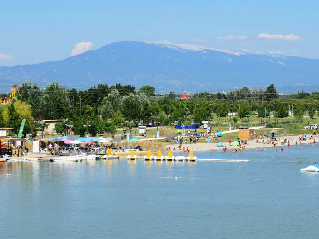 Lac de Monteux et Mont Ventoux.
