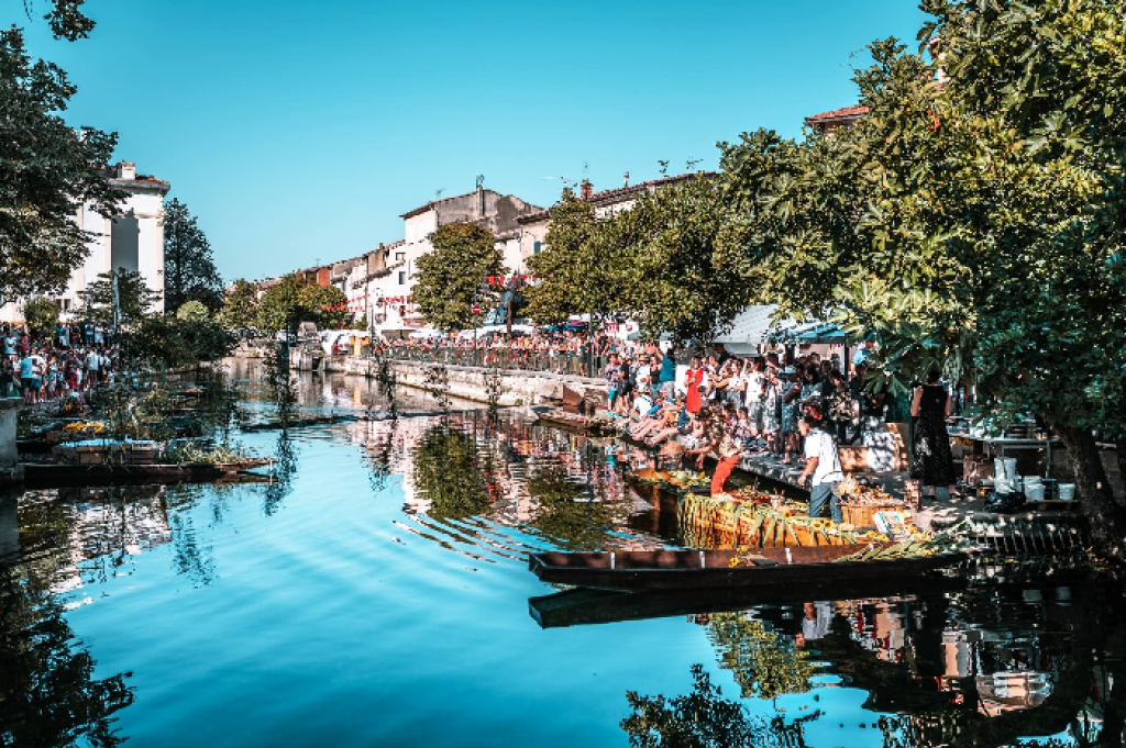 March&eacute; flottant de l'Isle sur la Sorgue.