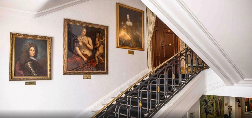 Escalier et tableaux de ma&icirc;tre au Negresco.