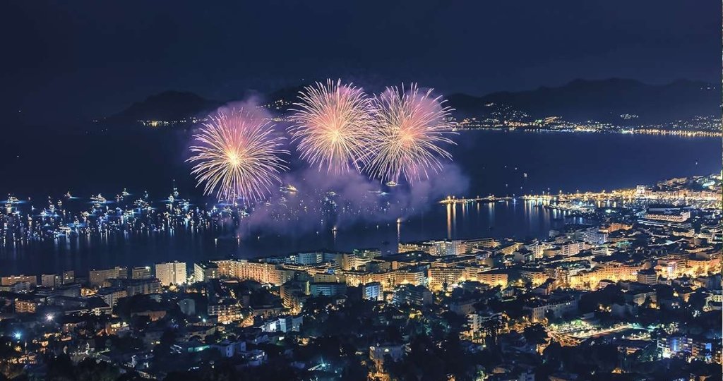 Feu d'artifice en Provence pour le Nouvel An.