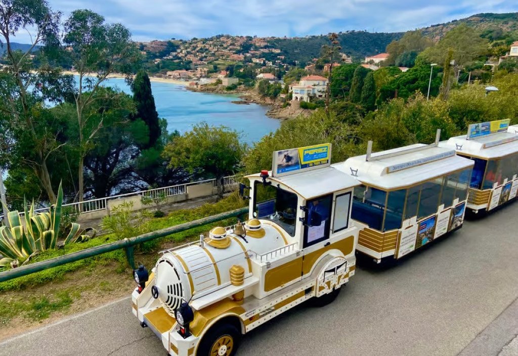 Le Petit Train des Plages du Lavandou.