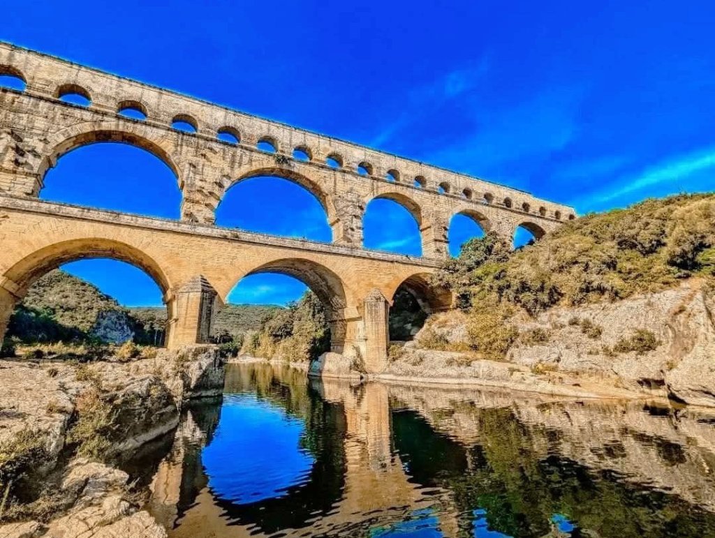 Visiter le Pont du Gard.