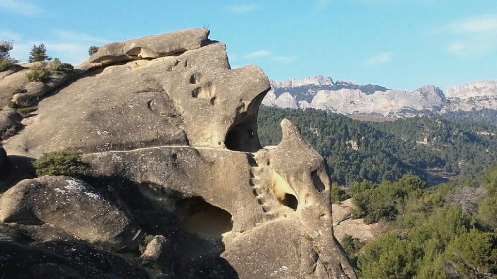 Rocher de Rocalinaud devant les Dentelles de Montmirail.