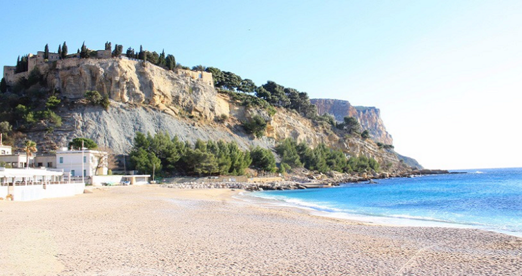 Plage de Cassis en hiver.