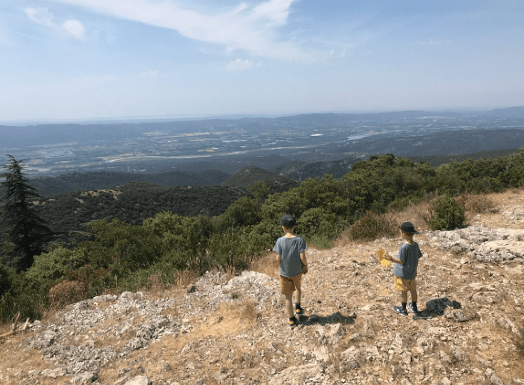 Promenade avec enfants en Provence.