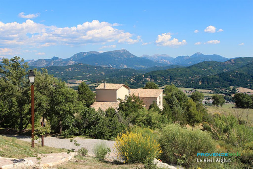 Paysage d'Aiglun dans les Alpes de Haute Provence.