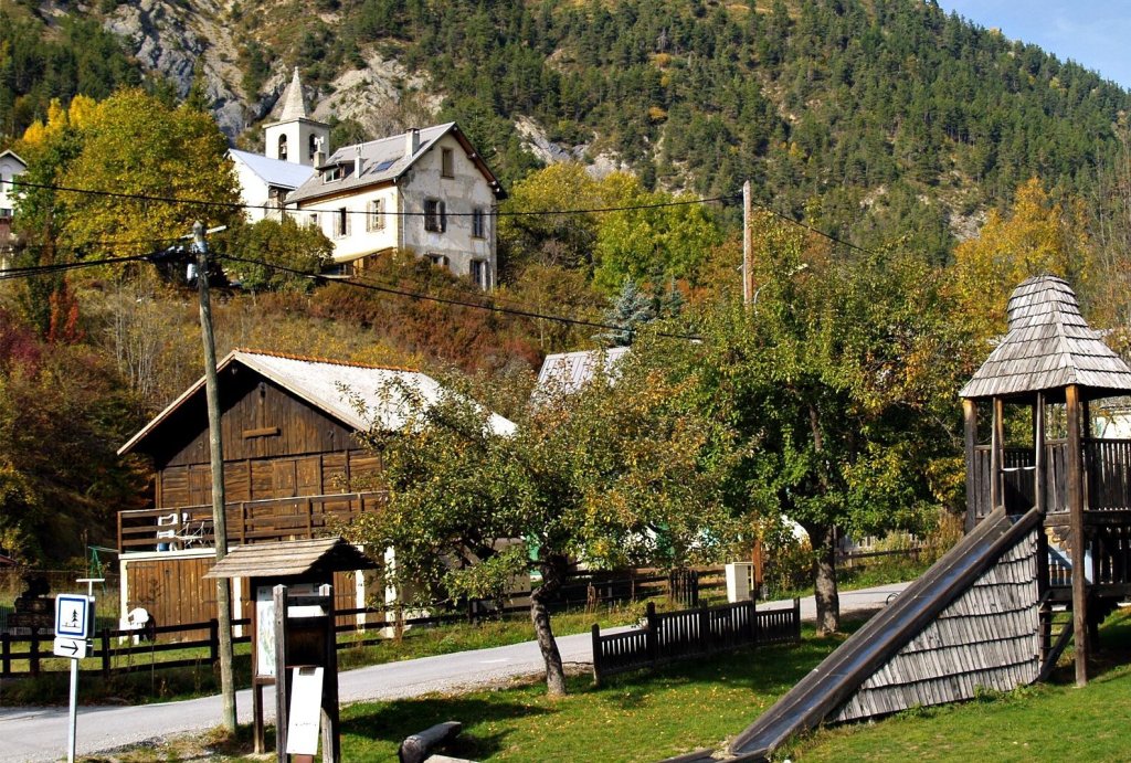 Le village d'Auzet.