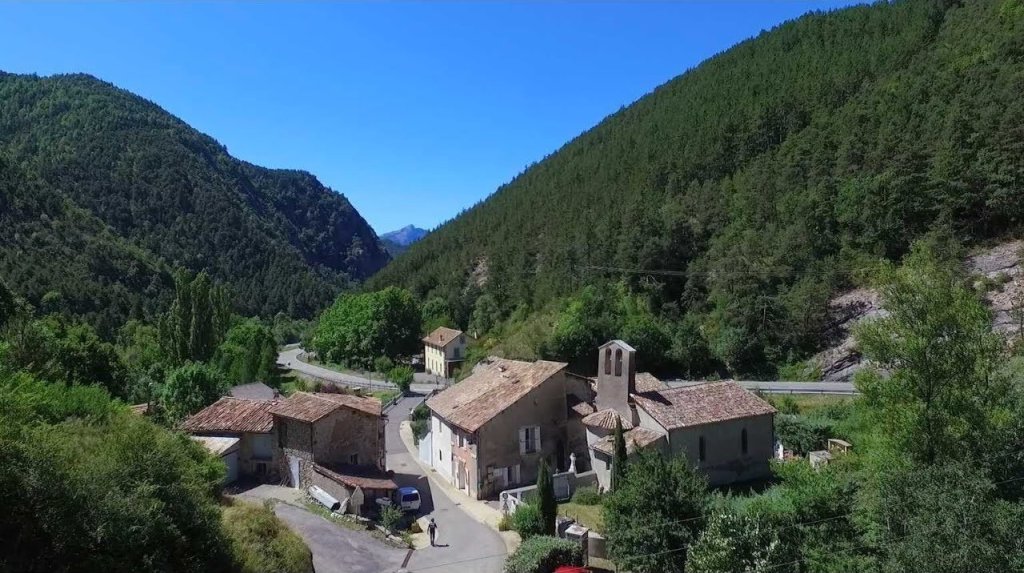 Le village de Beaujeu dans le 04.