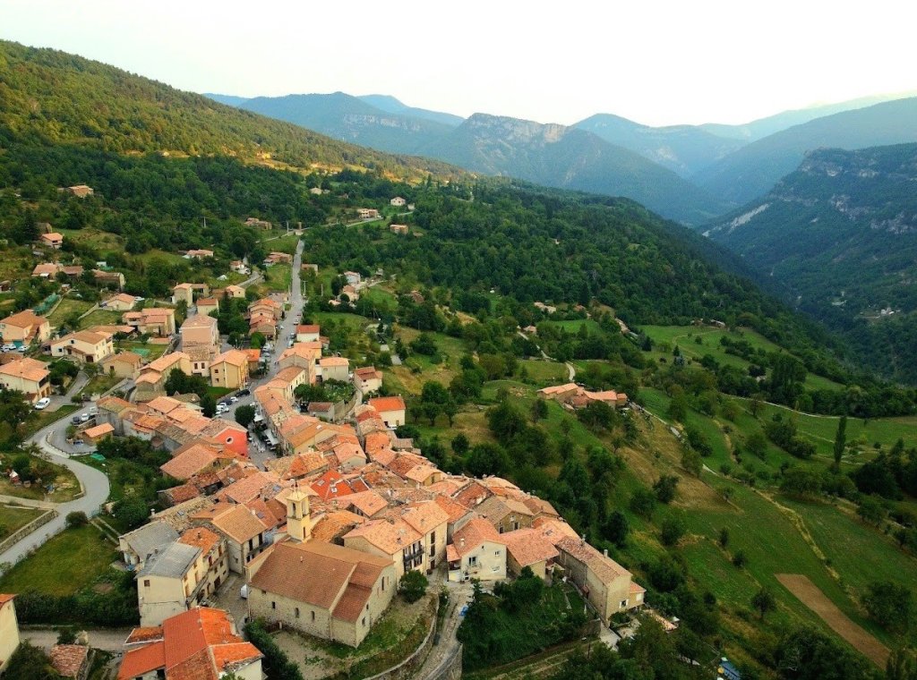 Le village de Braux dans les Alpes de Haute Provence.
