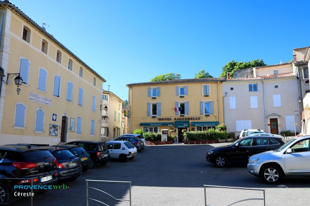 Le village de C&eacute;reste.