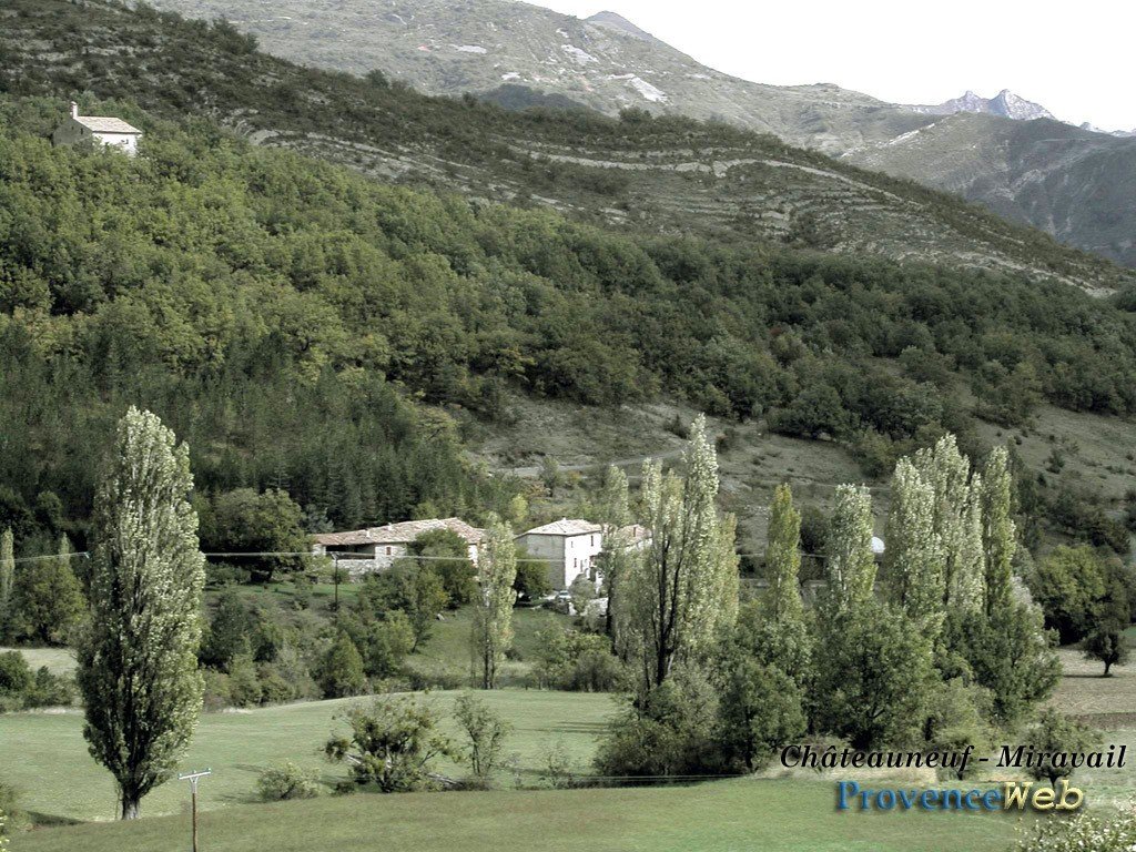 Le village de Ch&acirc;teauneuf-Miravail dans les Alpes de Haute Provence.