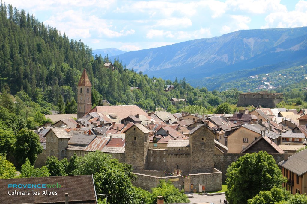 Le village de Colmars les Alpes dans les Alpes de Haute Provence.