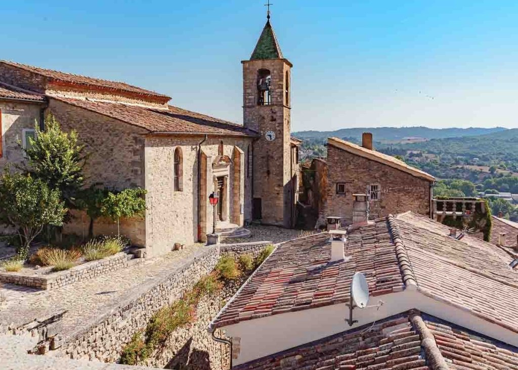Le village de Dauphin dans les Alpes de Haute Provence.