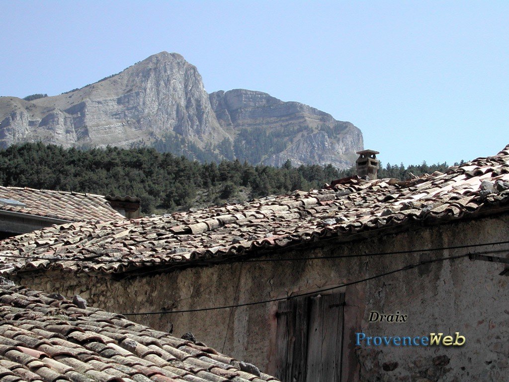 Toit ancien en tuiles.