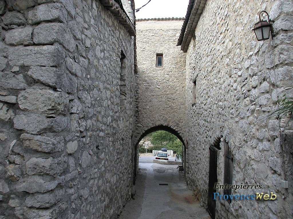 Le village d'Entrepierres dans les Alpes de Haute Provence.
