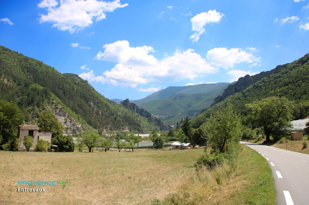 La route menant &agrave; Entrevaux.