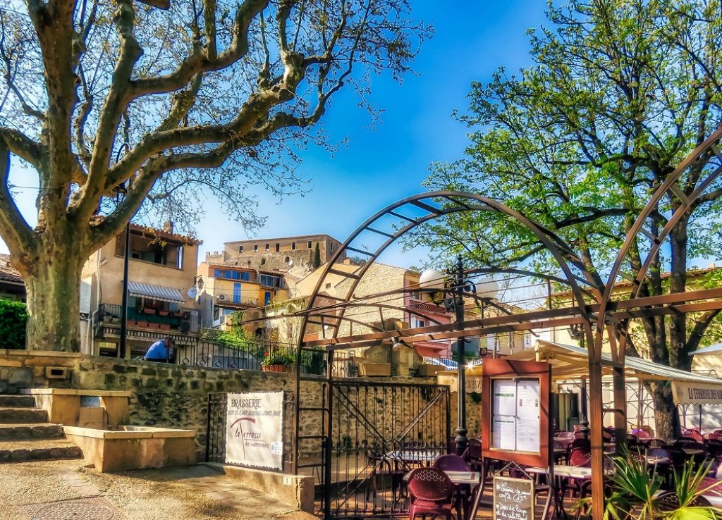 Restaurant &agrave; Gr&eacute;oux les Bains.