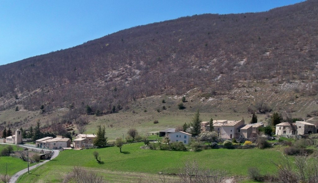 Le village de La Rochegiron dans les Alpes de Haute Provence.