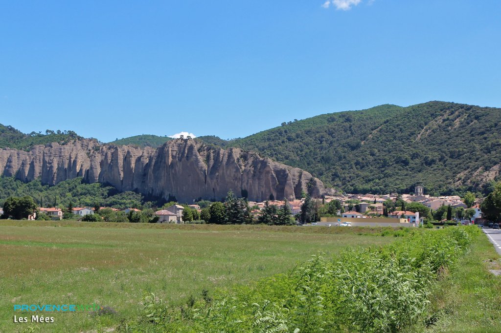 Village des M&eacute;es dans les Alpes de Haute Provence.