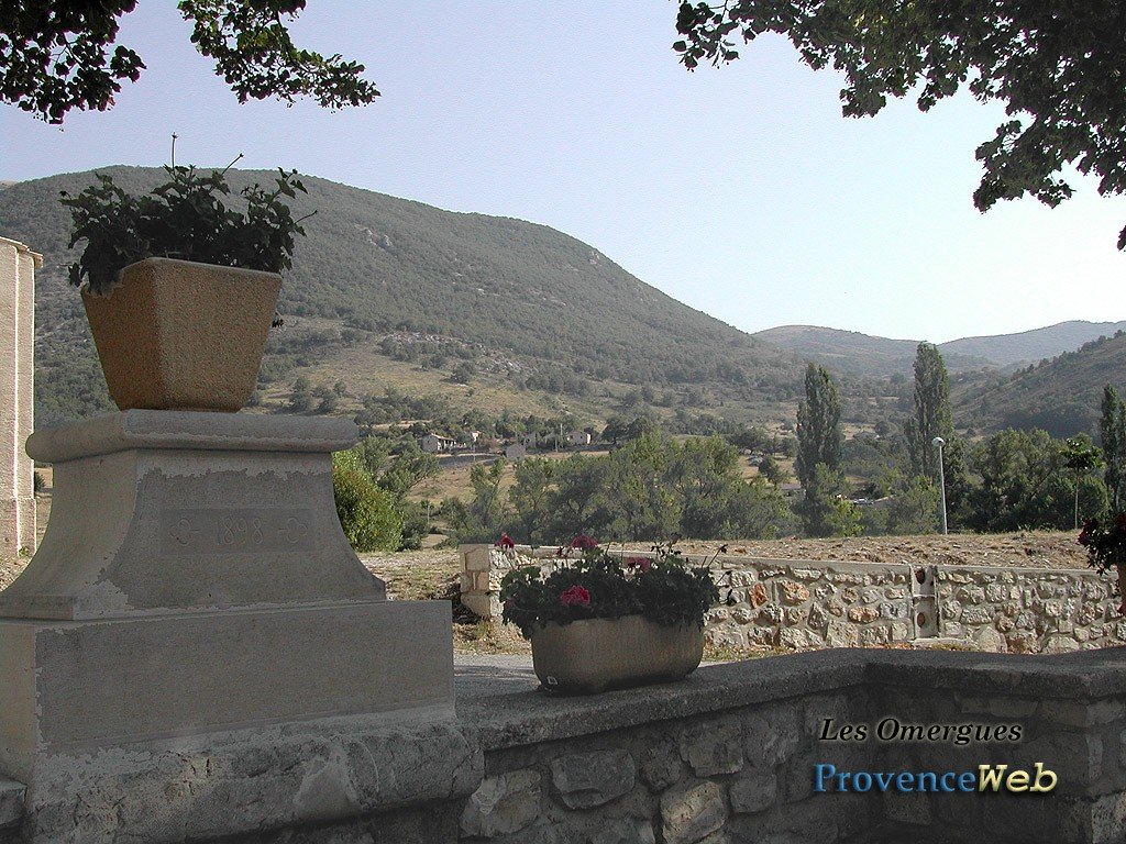 Vue sur les montagnes depuis Les Omergues.