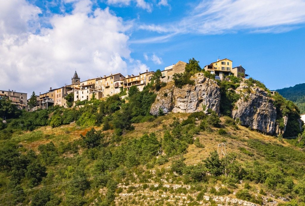 Le village de M&eacute;ailles dans les Alpes de Haute Provence.