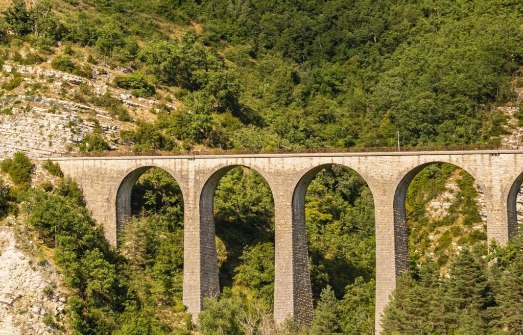 Le pont menant &agrave; M&eacute;ailles.