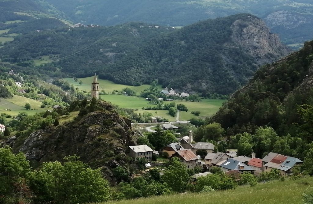 Le village de M&eacute;olans-Revel dans les Alpes de Haute Provence.